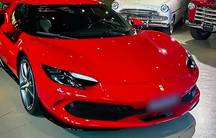 Ferrari — pintura vermelha com brilho intenso