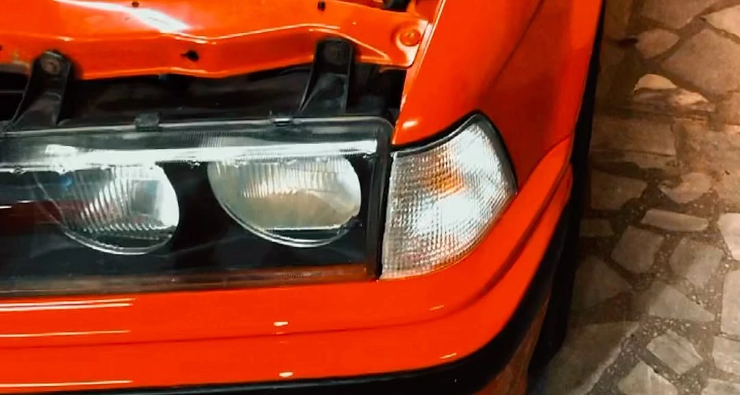 BMW E36 — faróis e para-choque