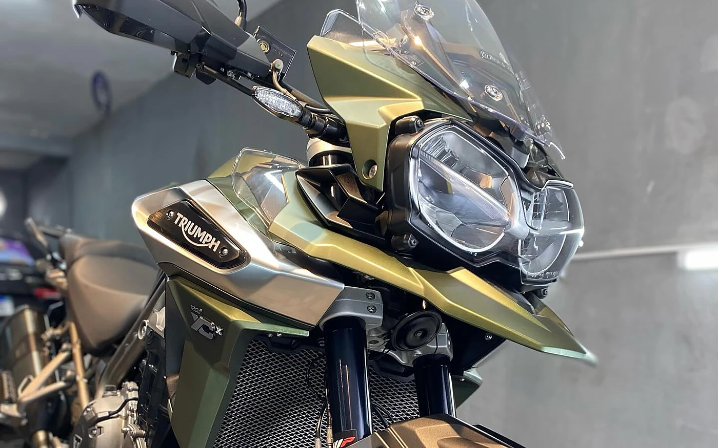 Triumph Tiger — roda, freios e carenagem