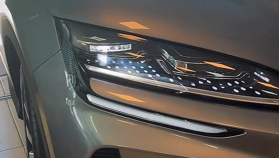 SUV — farol e pintura metálica