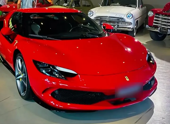Ferrari vermelha com pintura brilhante em exposição de carros